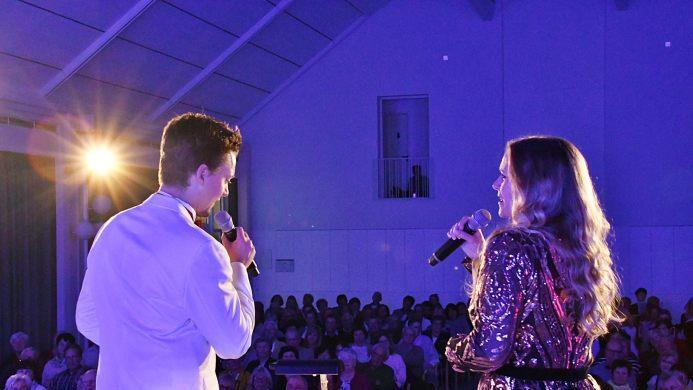 Valerie Koning und Marian Henze beim Konzert im Kursaal von Bad Bocklet, bei dem von Anfang an das Publikum für sich und ihre Melodien begeisterten. Foto: Hanns Friedrich