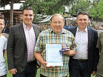 Helmut Waltes (Mitte) wurde mit dem BFV-Ehrenzeichen samt Urkunde geehrt. Es gratulierten ihm Enkel Lukas, B&uuml;rgermeister Maximilian Neeb, TSV-Vorsitzender Carsten H&ouml;llein und Sohn Dirk (von links).  Foto: Alexandra Kemnitzer