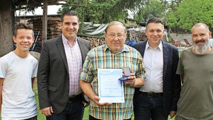 Helmut Waltes (Mitte) wurde mit dem BFV-Ehrenzeichen samt Urkunde geehrt. Es gratulierten ihm Enkel Lukas, B&uuml;rgermeister Maximilian Neeb, TSV-Vorsitzender Carsten H&ouml;llein und Sohn Dirk (von links).  Foto: Alexandra Kemnitzer