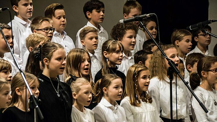 Zahlreiche Mitwirkende gestalteten die konzertante Weihnachtsfeier  des Casimirianums in St. Moriz - vom Vororchester bis zu den CaSingers und den CaSinfonikern unter der Leitung von Hans-Jürgen Hofmann.Foto: Jochen Berger