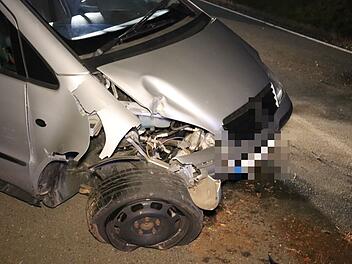 Beim Abbiegen: Traktor und Auto kollidieren