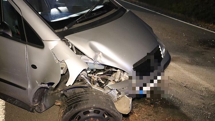 Beim Abbiegen: Traktor und Auto kollidieren