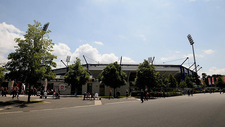 1. FCN startet Impfaktion: Impfungen in Kabinen des 1. FC Nürnberg im Max-Morlock-Stadion