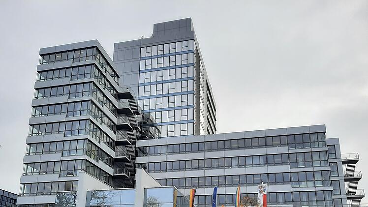 Erlangen: Rathaus-Mitarbeiter von bewaffnetem Mann bedroht - Polizeieinsatz