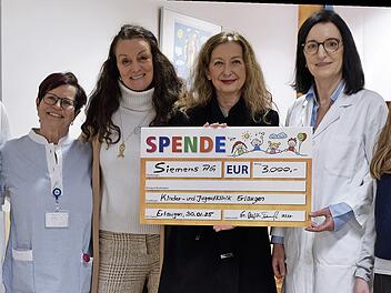 Die Siemens-Mitarbeiterinnen Gabriele Engel (3. v. l.), Milka Todorovic (4. v. l.) und Sarah Herlet (r.) überreichen den Spendenscheck an Prof. Dr. Regina Trollmann (2. v. r.), Dr. Bettina Behring (l.) und Hanne Weber von der Fachabteilung Neuropä...