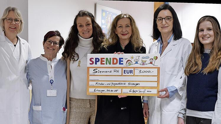 Die Siemens-Mitarbeiterinnen Gabriele Engel (3. v. l.), Milka Todorovic (4. v. l.) und Sarah Herlet (r.) überreichen den Spendenscheck an Prof. Dr. Regina Trollmann (2. v. r.), Dr. Bettina Behring (l.) und Hanne Weber von der Fachabteilung Neuropä...