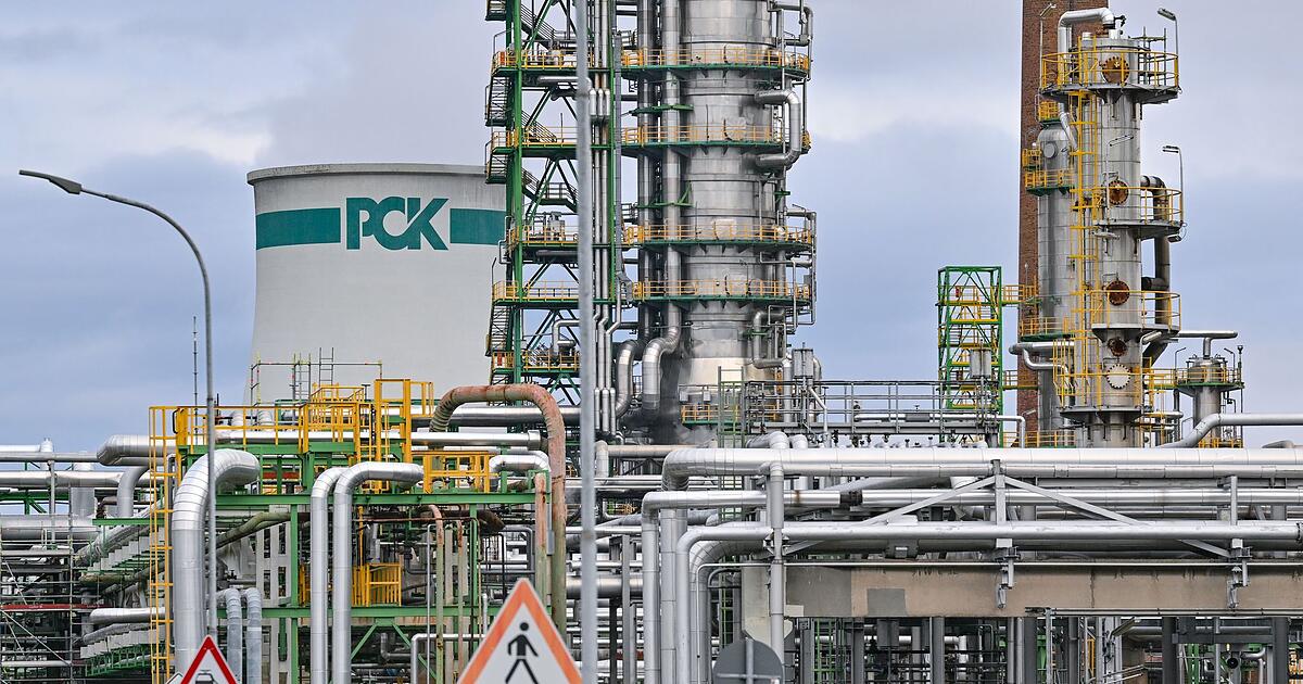 Feuerwehr-ber-200-000-Liter-l-aus-Pipeline-ausgetreten