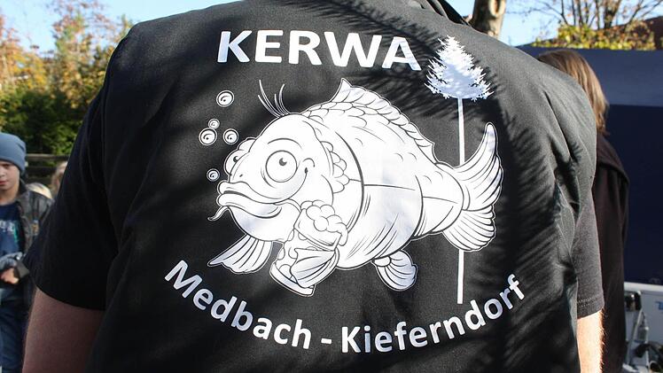Ein neues Kerwa-Shirt gab es in Medbach heuer auch.