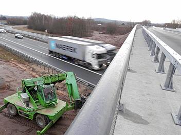 Die neue Autobahnbrücke Baiersdorf-Nord steht. Auch wenn die Fahrbahnmarkierung (rechts) noch fehlt: Die Straße von Kersbach nach Baiersdorf ist frei. Die Autobahnanschlussstelle Baiersdorf-Nord (links oben) ist ebenfalls offen. Foto: Martin Rehm