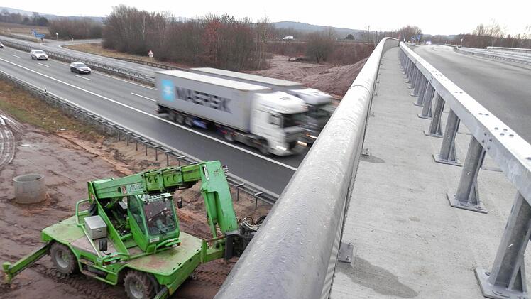 Die neue Autobahnbrücke Baiersdorf-Nord steht. Auch wenn die Fahrbahnmarkierung (rechts) noch fehlt: Die Straße von Kersbach nach Baiersdorf ist frei. Die Autobahnanschlussstelle Baiersdorf-Nord (links oben) ist ebenfalls offen. Foto: Martin Rehm