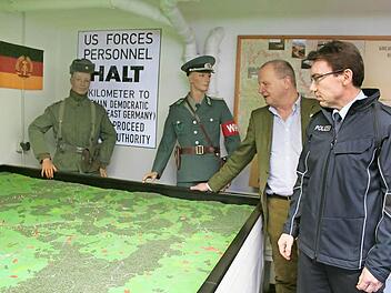 Manto Graf zu Castell-Rüdenhausen und Polizeidirektor Thomas Lehmann am Modell der Innerdeutschen Grenze. Fotos: Thomas Mäuser