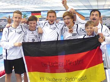 So sehen Sieger aus: Die U14-Meistermannschaft des KV Haßberge-Steigerwald, von links Pascal Österling (Alle Neun Sand) Lukas Weinhold (Gut Holz Zeil), Robin Klauer (Alle Neun Sand) Johannes Beringer (TV Ebern), Nick Scharf (DJK Kirchaich) und Trainer Günther Österling (Alle Neun Sand ).
