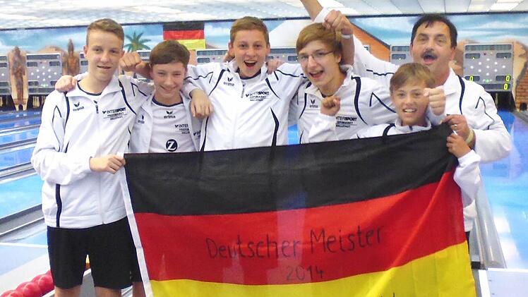 So sehen Sieger aus: Die U14-Meistermannschaft des KV Haßberge-Steigerwald, von links Pascal Österling (Alle Neun Sand) Lukas Weinhold (Gut Holz Zeil), Robin Klauer (Alle Neun Sand) Johannes Beringer (TV Ebern), Nick Scharf (DJK Kirchaich) und Trainer Günther Österling (Alle Neun Sand ).