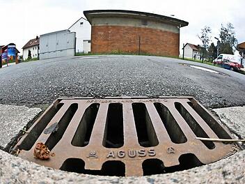 Auch die Leistung des Pumpwerks (Ziegelgebäude) am Stockweg kommt auf den Prüfstand. Foto: Matthias Hoch