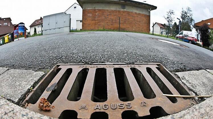 Auch die Leistung des Pumpwerks (Ziegelgebäude) am Stockweg kommt auf den Prüfstand. Foto: Matthias Hoch