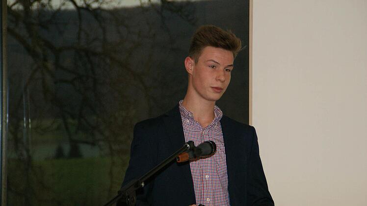 Maximilian Stangl absolviert beim Forstbetrieb Ebrach sein Freiwilliges Ökologisches Jahr und betreut dabei das Haselmaus-Projekt. Von seinen ersten Ergebnissen berichtete er gestern im Rahmen der Preisverleihung.