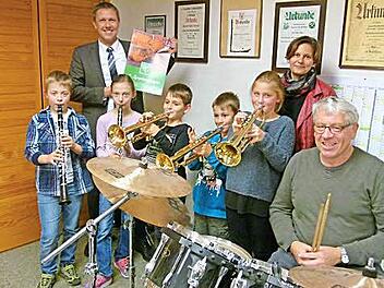 Sie werben für die beiden Termine: Bläser der Orchesterschule, Bürgermeister Marco Steiner (links), Melanie Schauer und Gerhard Eller.  Foto: Lothar Weidner