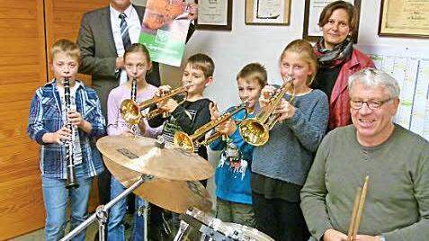 Sie werben für die beiden Termine: Bläser der Orchesterschule, Bürgermeister Marco Steiner (links), Melanie Schauer und Gerhard Eller.  Foto: Lothar Weidner