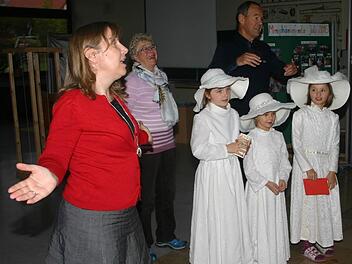 Peter Eckstein übergibt gemeinsam mit seiner Frau Heidi (Mitte) den drei als "Annas" gekleideten Schülerinnen Miria Celine Sollmann, Nike Sievers und Leni Schunk eine Spende in Höhe von 500 Euro. Darüber freut sich auch Schulleiterin Eileen Fritsche (links). Foto: Martin Rebhan