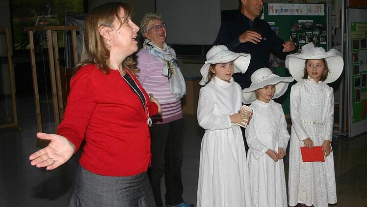 Peter Eckstein übergibt gemeinsam mit seiner Frau Heidi (Mitte) den drei als "Annas" gekleideten Schülerinnen Miria Celine Sollmann, Nike Sievers und Leni Schunk eine Spende in Höhe von 500 Euro. Darüber freut sich auch Schulleiterin Eileen Fritsche (links). Foto: Martin Rebhan