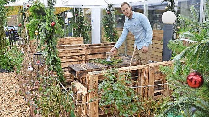 Daniel Waldera bei der Dekoration des Winterdorfs, das am Freitag startet.