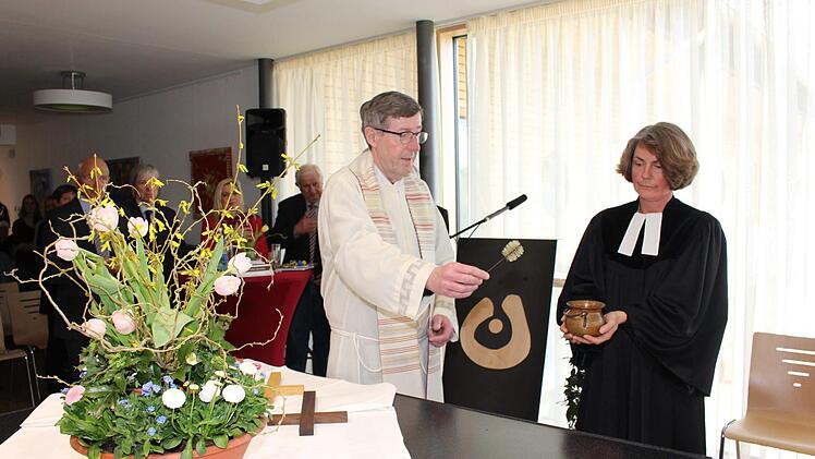 Segnung in ökumenischer Verbundenheit: Pfarrerin Angelika Steinbauer und Pfarrer Wolfgang Schmidt (von rechts)  Foto: Seeger