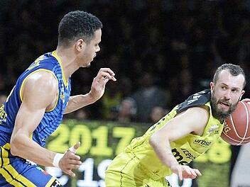 Bayreuths Kapitän Bastian Doreth (rechts) ließ im jüngsten Heimspiel gegen Oldenburg aufsteigende Form erkennen. Links Dominic Lockhart. Foto: Peter Mularczyk