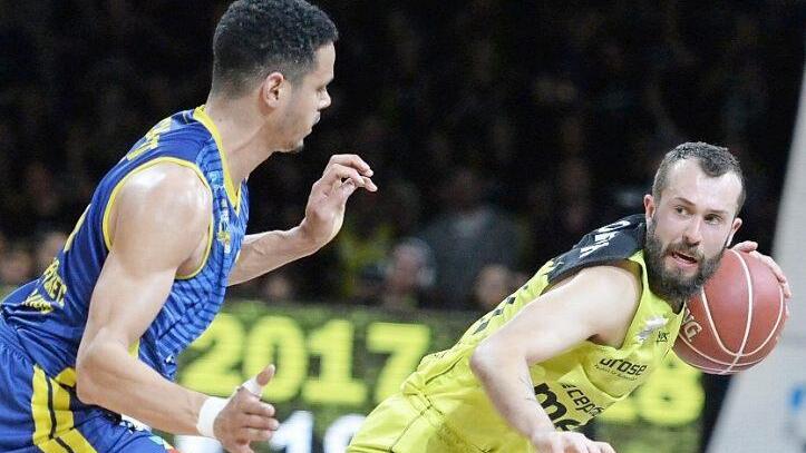 Bayreuths Kapitän Bastian Doreth (rechts) ließ im jüngsten Heimspiel gegen Oldenburg aufsteigende Form erkennen. Links Dominic Lockhart. Foto: Peter Mularczyk