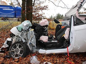 Völlig zerstört blieb der Unfallwagen direkt neben der Autobahn liegen. Die Feuerwehr befreite den eingeklemmten Fahrer, er verstarb später im Krankenhaus. Foto: Ralf Ruppert