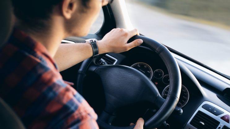 Weder der Autofahrer noch seine drei Mitfahrer sollen offenbar angeschnallt gewesen sein. Symbolbild: bobtheskater/pixabay.com