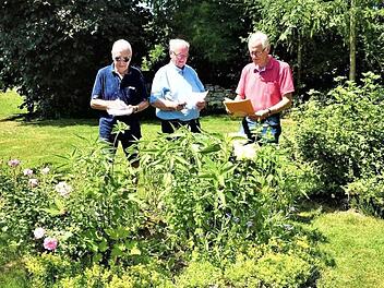 Die Kreisbewertungskommission mit (von links) Horst Heinlein, Herbert Reuther und Volker Wündisch inspizierte bei tropischen Temperaturen 38 Gartenanlagen im Landkreis Kronach. Foto: Gerd Fleischmann