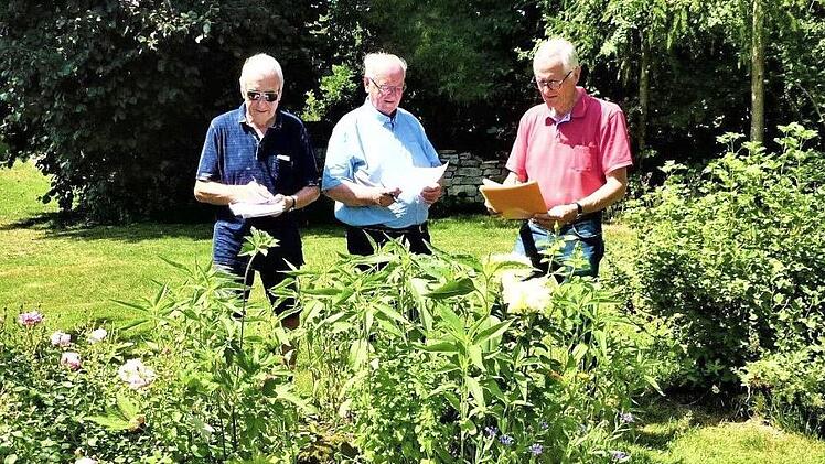 Die Kreisbewertungskommission mit (von links) Horst Heinlein, Herbert Reuther und Volker Wündisch inspizierte bei tropischen Temperaturen 38 Gartenanlagen im Landkreis Kronach. Foto: Gerd Fleischmann