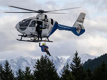 Bei Absturz in den österreichischen Alpen schwer verletzt - Deutsche reißt zwei Helfer mit in die Tiefe Bei Absturz in den österreichischen Alpen schwer verletzt - Deutsche reißt zwei Helfer mit in die Tiefe