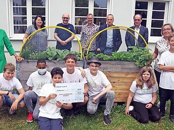 An der Windheimer Schule wird tüchtig gegärtnert. Gesponsert wird der Tatendrang vom Bayernwerk.