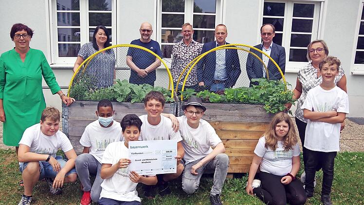 An der Windheimer Schule wird tüchtig gegärtnert. Gesponsert wird der Tatendrang vom Bayernwerk.