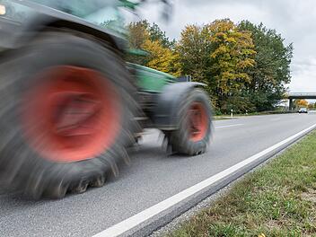 Tödlicher Traktorunfall im Kreis Haßberge: 73-Jähriger von Anhänger erschlagen
