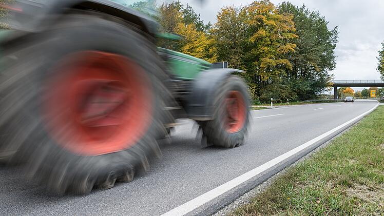 Unfall in N&uuml;rnberg: Auto kracht mit Traktor zusammen