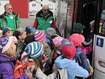 Dieter Böhm (li) und Theo Schindzielarz von der Verkehrswacht erklärten, dass Drängeln und Schubsen beim Einsteigen gar nichts nutzt: Irgendeiner fällt immer hin und zudem geht es viel langsamer voran. Foto: Monika Schütz