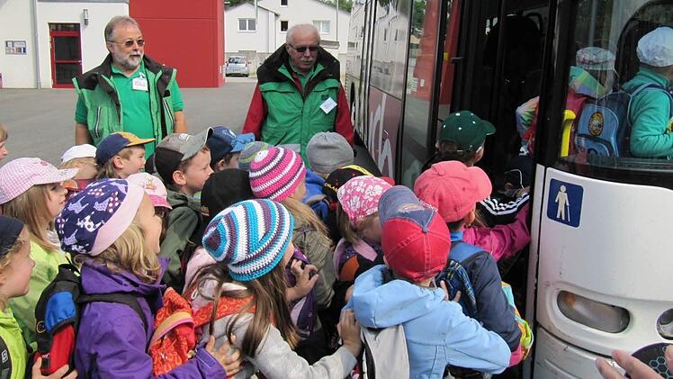 Dieter Böhm (li) und Theo Schindzielarz von der Verkehrswacht erklärten, dass Drängeln und Schubsen beim Einsteigen gar nichts nutzt: Irgendeiner fällt immer hin und zudem geht es viel langsamer voran. Foto: Monika Schütz