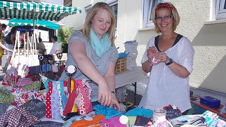 Karin Förtsch aus Tüschnitz und Anke Bär (von links) aus Neuhaus-Schierschnitz zeigten Nähkunst.