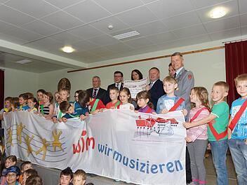 Spendenübergabe: Schulamtsdirektor Josef Hammerl, Bürgermeister Armin Warmuth, Konrektorin Barbara Jenkner, Landrat Thomas Bold, Kuno Holzheimer von der Musikakademie und Oberstleutnant Andreas Eichhorn (hinten von links). Foto: Arkadius Guzy