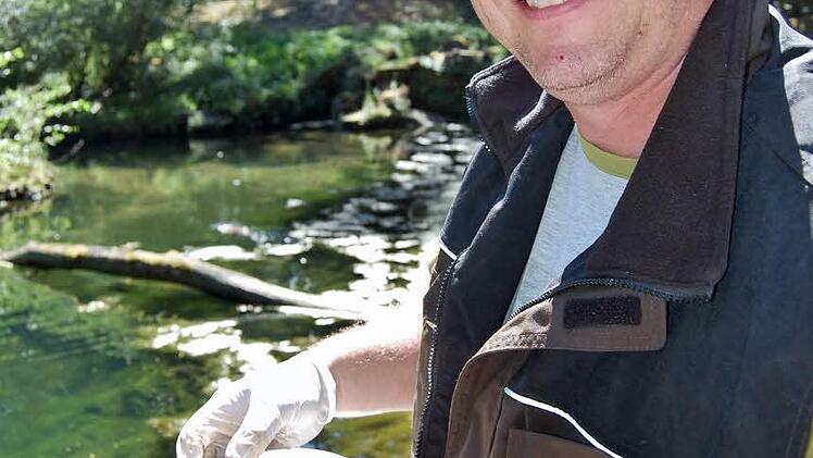 Tierpfleger Arno Schlereth (44) mit seinen Leckerbissen aus Fisch und Pferdefleisch  Foto: Dobschütz