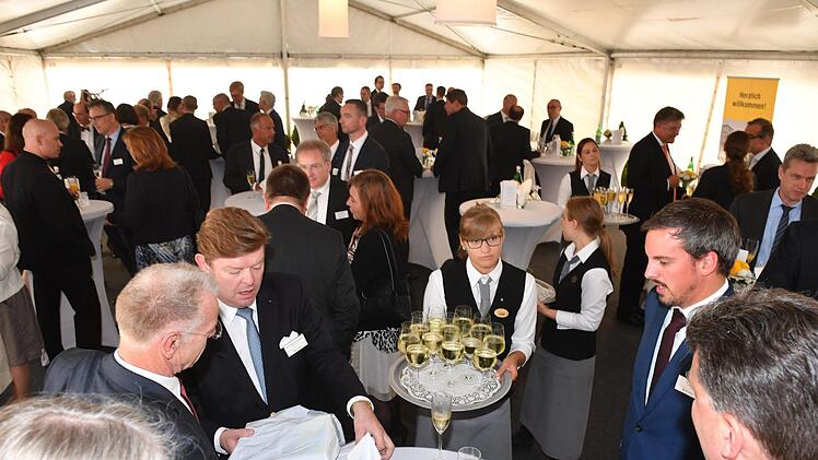 Im Anschluss Gespräche und "fliegendes Büffet" im Zelt. Foto: Ronald Rinklef