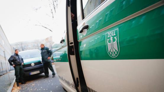 Der Besuch vom Zoll kann für viele Betriebe unangenehm werden. Die Beamten kontrollieren auch die Einhaltung des Mindestlohns.Foto (alle Rechte frei): NGG