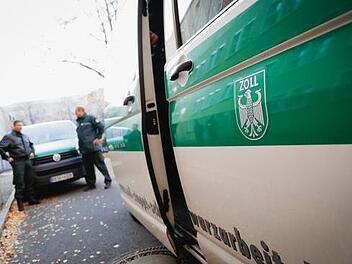 Der Besuch vom Zoll kann f&uuml;r viele Betriebe unangenehm werden. Die Beamten kontrollieren auch die Einhaltung des Mindestlohns.Foto (alle Rechte frei): NGG