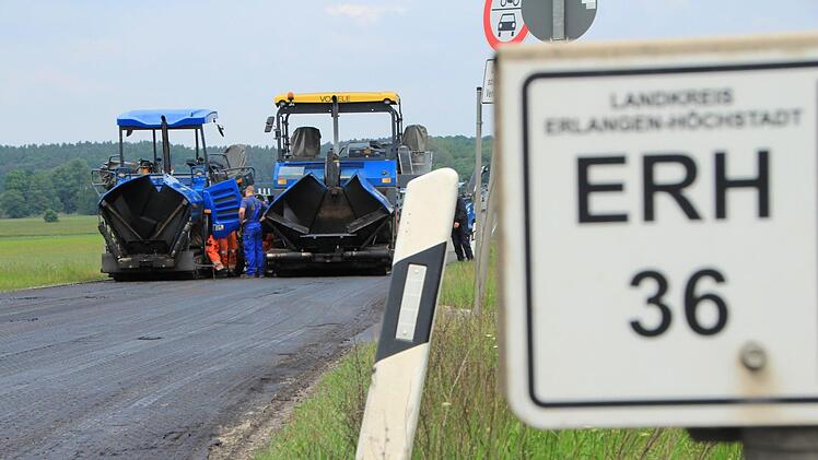 Arbeiter verpassten  in den  vergangenen  Tagen den schadhaften Stellen auf der Schönwetterstraße zwischen Medbacher Kreisel und B470 neuen Asphalt. Foto: Christian Bauriedel
