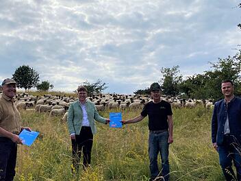 "Starke Strukturen. Ausgezeichnete Bildung für nachhaltige Entwicklung vor Ort". In der Broschüre wird der Markt Oberelsbach von der Deutschen UNESCO-Kommission als vorbildliche Kommune im Einsatz für Bildung für nachhaltige Entwicklung porträtiert: (von links):  Rhön-Grabfelds Landrat Thomas Habermann, Bürgermeisterin Birgit Erb, Rhönschäfer Josef Kolb, Geschäftsführer der Umweltbildungsstätte Oberelsbach Bernd Fischer. Foto: Julia Weber