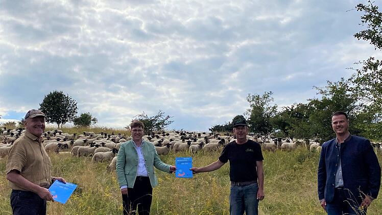 "Starke Strukturen. Ausgezeichnete Bildung für nachhaltige Entwicklung vor Ort". In der Broschüre wird der Markt Oberelsbach von der Deutschen UNESCO-Kommission als vorbildliche Kommune im Einsatz für Bildung für nachhaltige Entwicklung porträtiert: (von links):  Rhön-Grabfelds Landrat Thomas Habermann, Bürgermeisterin Birgit Erb, Rhönschäfer Josef Kolb, Geschäftsführer der Umweltbildungsstätte Oberelsbach Bernd Fischer. Foto: Julia Weber