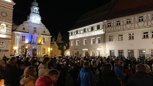500 Kulmbacher versammelten sich am Mittwoch zu einer Mahnwache gegen den Krieg in der Ukraine auf dem Kulmbacher Marktplatz. Foto: Sonny Adam