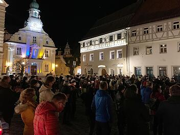 500 Kulmbacher versammelten sich am Mittwoch zu einer Mahnwache gegen den Krieg in der Ukraine auf dem Kulmbacher Marktplatz. Foto: Sonny Adam